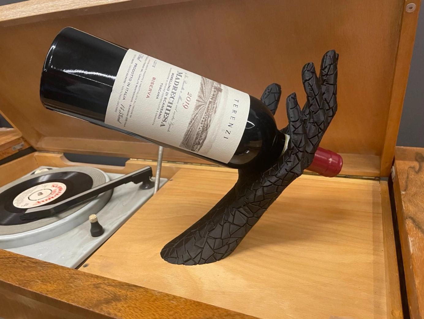 VinoGrace Elegance Wine Holder – Artistic Human Arm Display for Wine Lovers