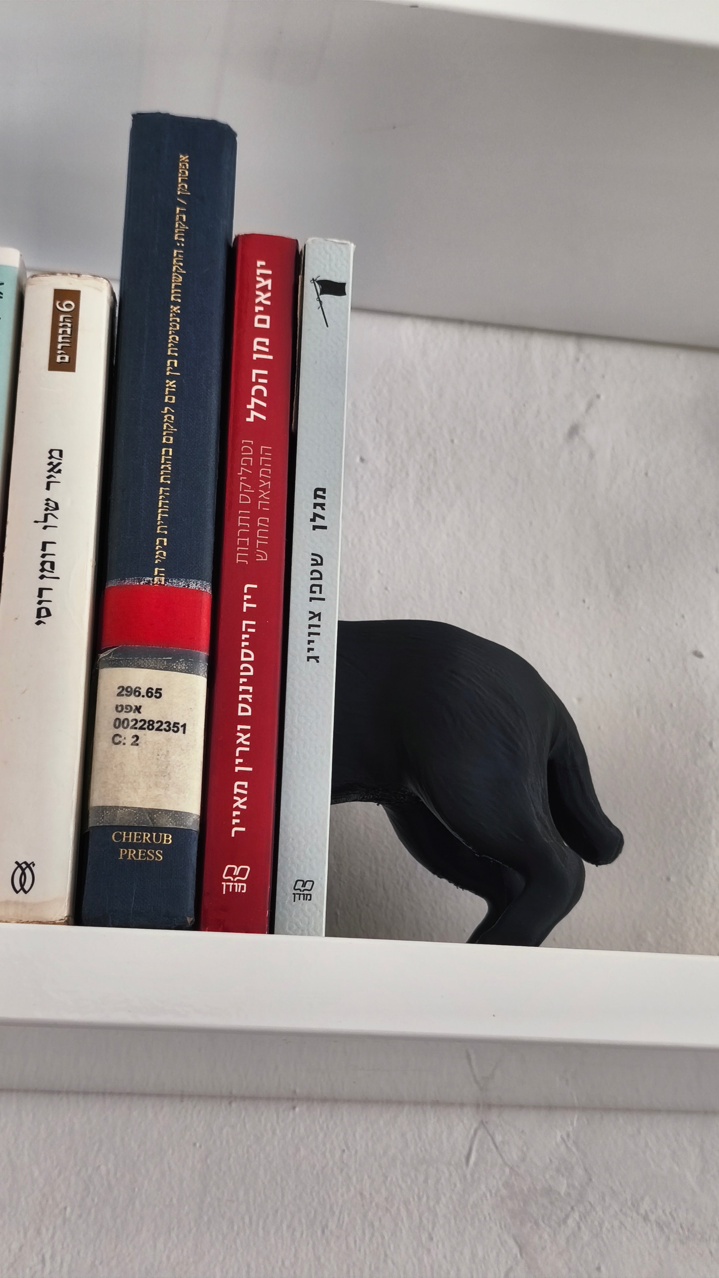Two-Piece Dog Bookend Set – Modern Animal-Shaped Book Holders | Perfect Gift for Dog Lovers & Home Decor Enthusiasts